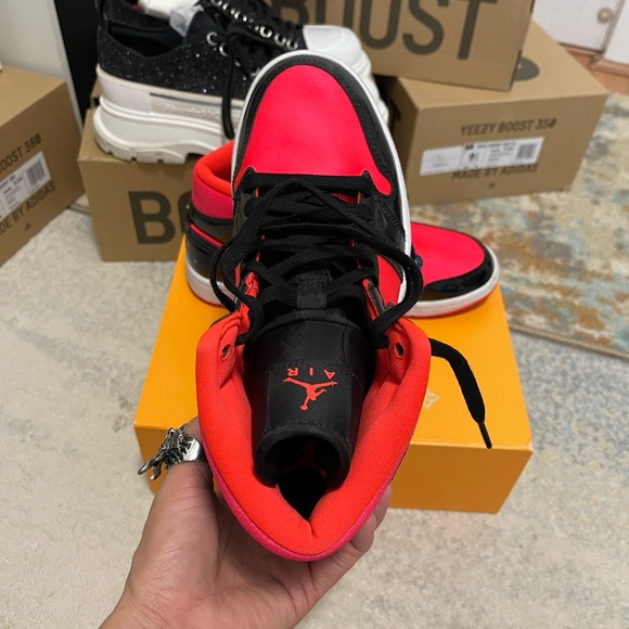 EUC Women’s Size 9 (Euro Sz 40.5) Jordan 1 Mid Hot Punch Sneakers In Black/Red - Picture 12 of 14